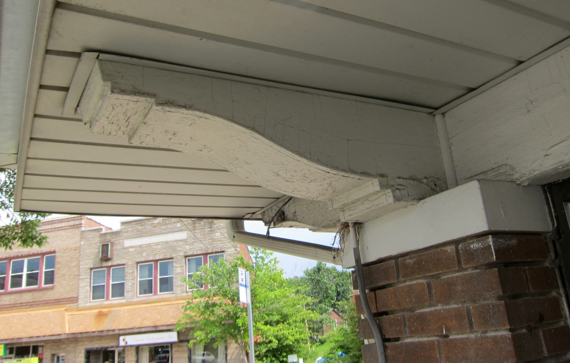 The Yale Loop shelter boasts the same graceful cornice brackets as the shelter on Sutton.  The former People's Bank building can be seen in the background.