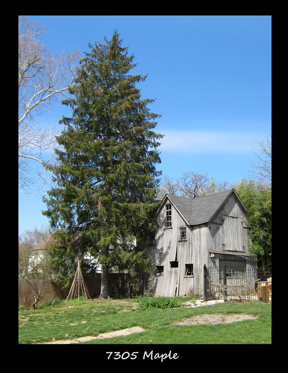 This loss was a real heartbreaker.  This was the last two-story barn or carriage house with hay loft, whichever you prefer, in Maplewood.  It had deteriorated to the point that a restoration wasn't economically possible.  Too bad.  It looked like a painting.
