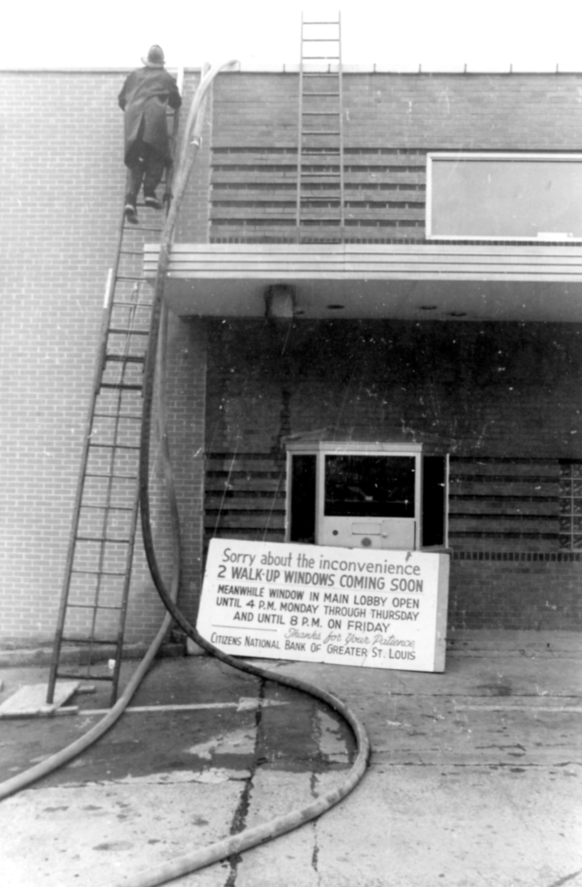 The drive-up facility at the rear of Citizen's National Bank.  Courtesy of Maplewood Public Library