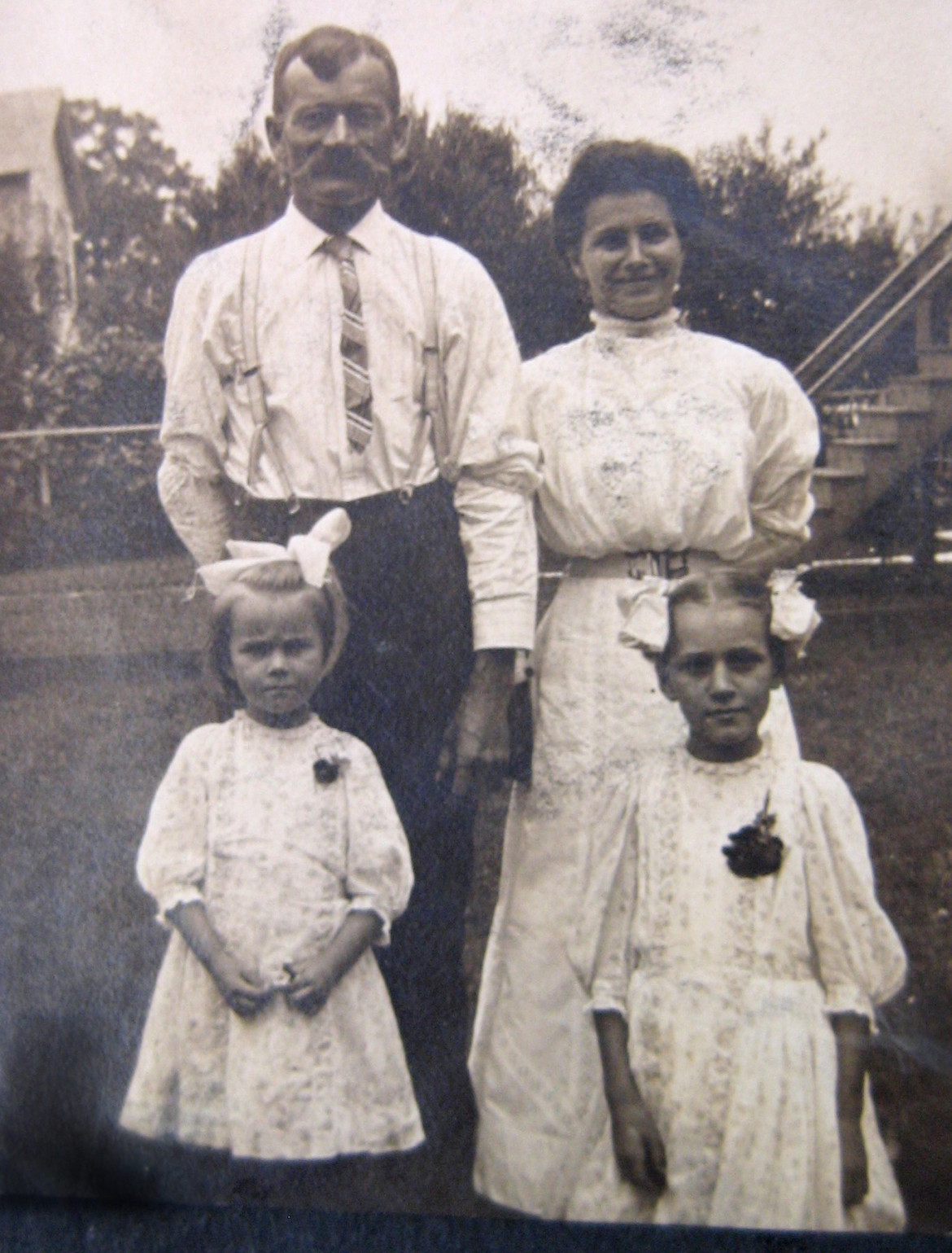 take a good look at this 1908 photo of the whole family.  Does William look familiar now?  Courtesy of Pat Baker.