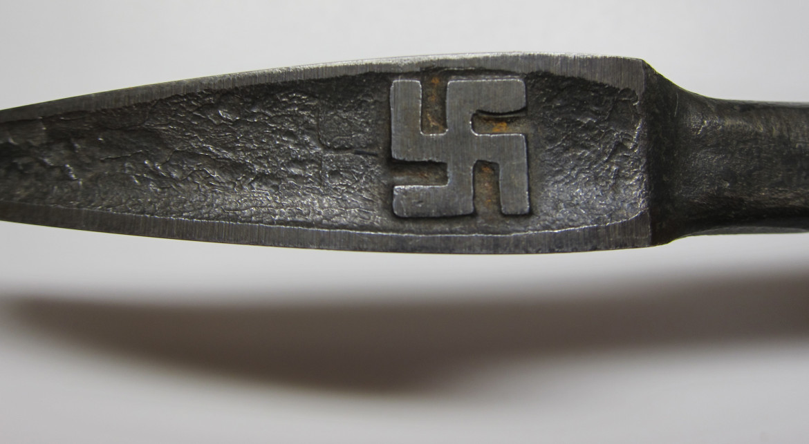 The flip side of the bearing scraper head displays this svastika (I'm deliberately using the Sanskrit version to identify these pre-Nazi era symbols. 