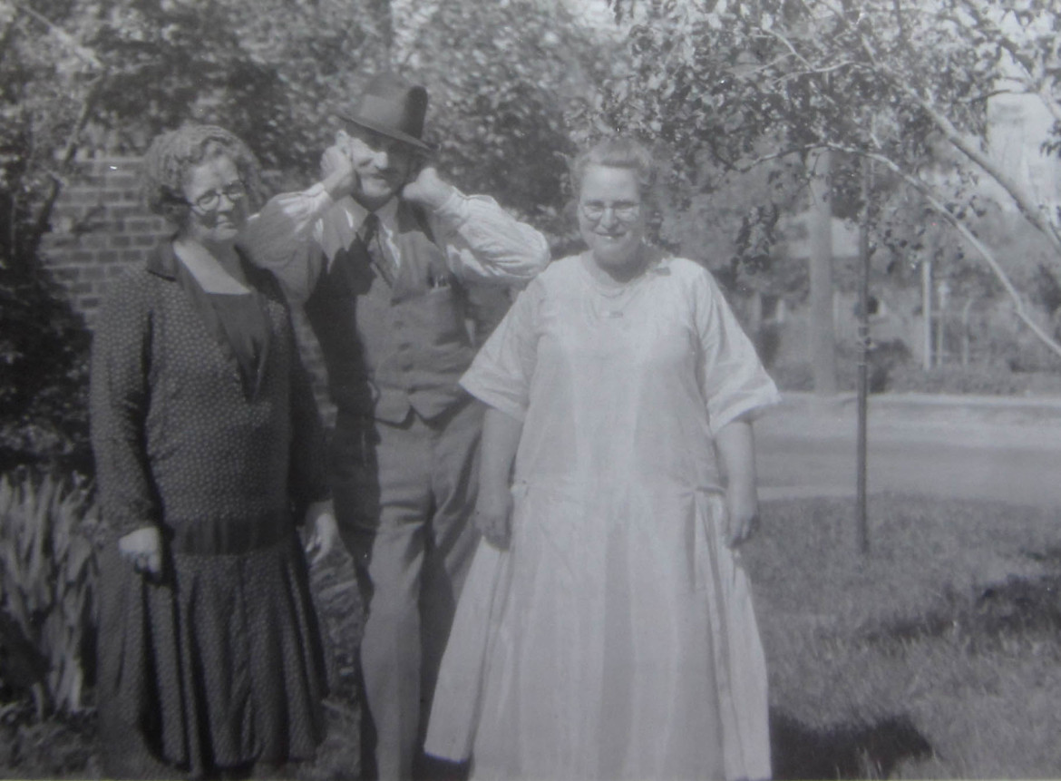 Let's get the ball rolling with a photoof R.T.Kalb and a couple of unidentified ladies in the side yard of their home at 2711 Big Bend.