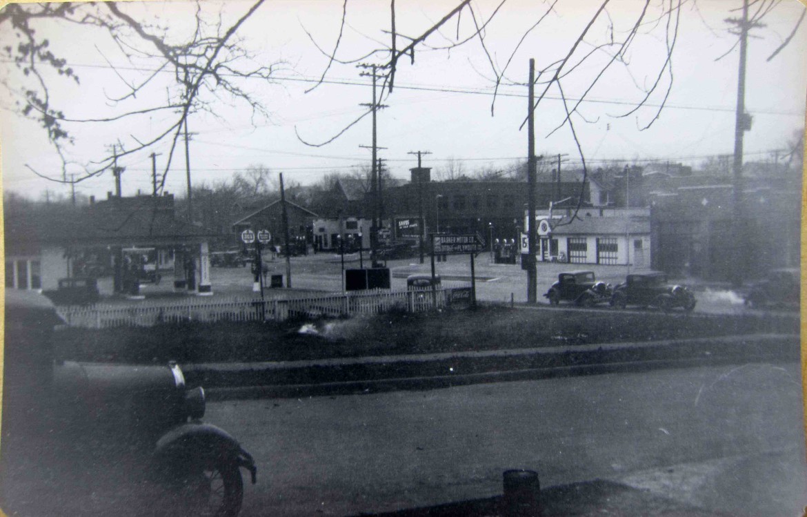 I think this is one of the most interesting photos. I have long wondered what buildings were located at the intersection of Manchester and Big Bend in the past. this is the only clear view I've been able to find. It was taken about 1930 judging by the cars.