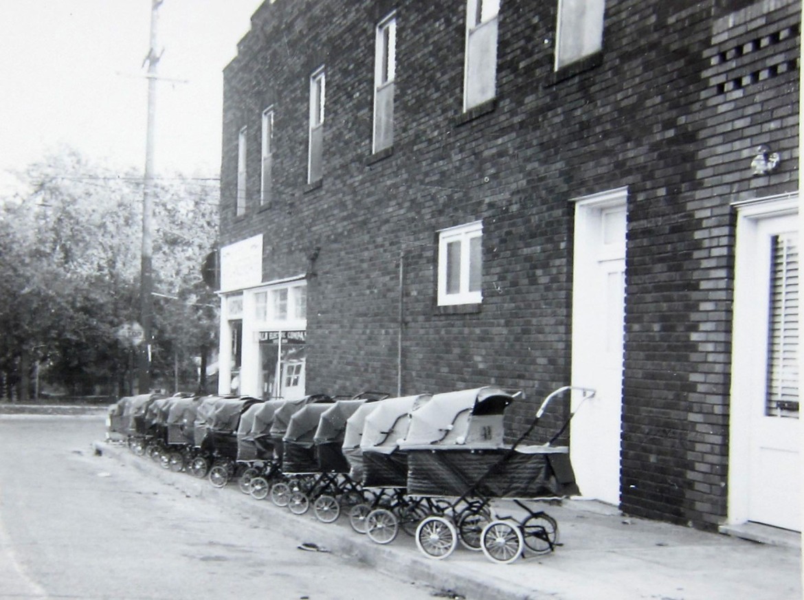 Baby buggys aligned on Ellis Ave. Notice the rural character of Big Bend Blvd. I wonder if it was called a boulevard then?